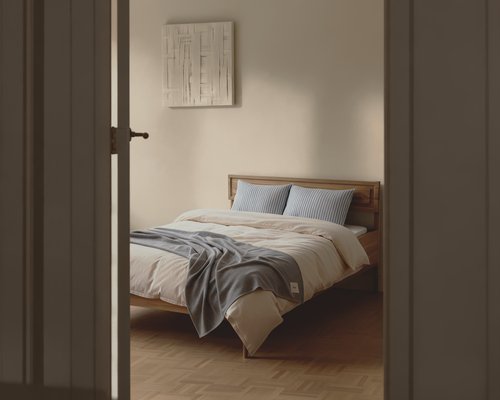 Кровать двуспальная из массива бука с фрезеровкой в изголовье