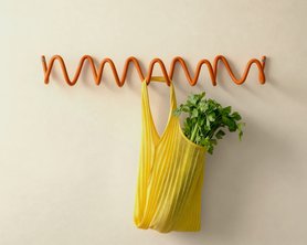 Вешалка металлическая в оранжевом цвете-1