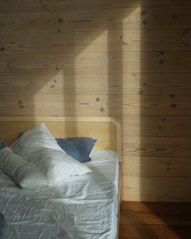Кровать двуспальная с окантовкой из массива осины-8