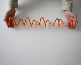 Вешалка металлическая в оранжевом цвете-3