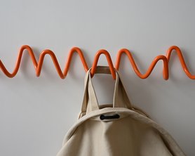 Вешалка металлическая в оранжевом цвете-1