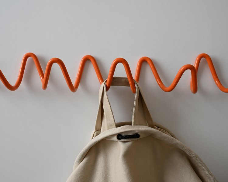 Вешалка металлическая в оранжевом цвете