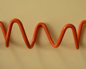 Вешалка металлическая в оранжевом цвете-2