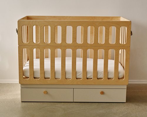 Детская кроватка для новорождённых Милки Easy с откидным бортиком и ящиками в наличии