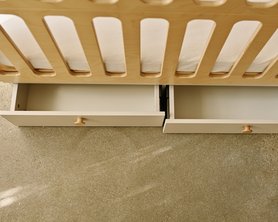 Детская кроватка для новорождённых Милки Easy с откидным бортиком и  ящиками-8