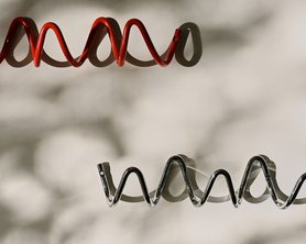 Вешалка металлическая в красном цвете-5