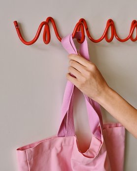 Вешалка металлическая в красном цвете-6