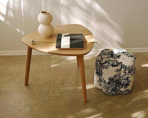 Журнальный столик треугольный  в наличии Журнальный столик треугольный  в наличии