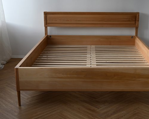 Кровать двуспальная из массива бука с фрезеровкой в изголовье Эмпи в наличии
