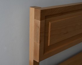 Кровать двуспальная из массива бука с фрезеровкой в изголовье Эмпи-16