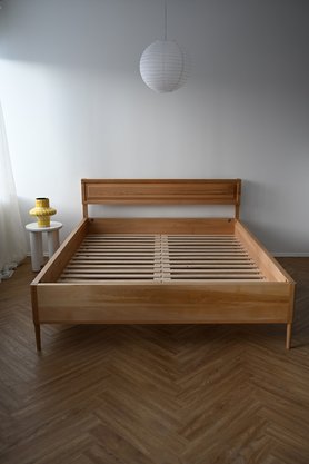Кровать двуспальная из массива бука с фрезеровкой в изголовье Эмпи в наличии-6