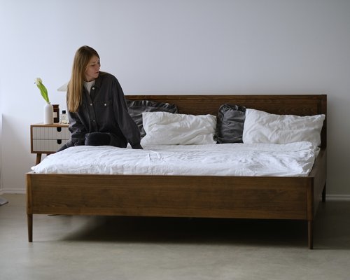 Кровать двуспальная из массива бука с фрезеровкой в изголовье