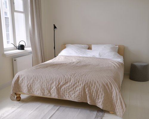 Кровать двуспальная ЛДСП на ножках шар с изголовьем