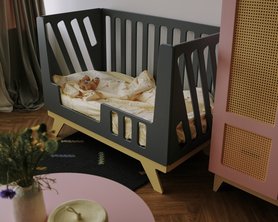 Детская кроватка для новорождённых Милки с одним низким бортиком  - Сочетай цвета-3