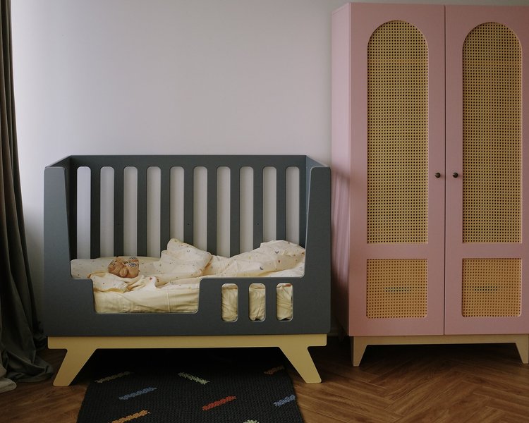 Детская кроватка для новорождённых Милки с одним низким бортиком  - Сочетай цвета