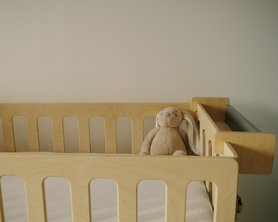 Детская кроватка для новорождённых Милки с маятниковым механизмом с откидным бортиком-2