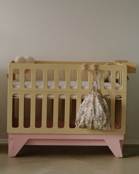 Детская кроватка для новорождённых Милки с маятниковым механизмом с откидным бортиком-12