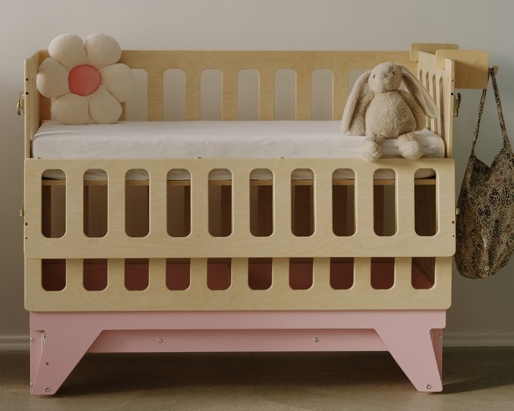 Детская кроватка для новорождённых Милки с маятниковым механизмом с откидным бортиком