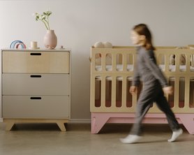 Детская кроватка для новорождённых Милки с маятниковым механизмом с откидным бортиком  в наличии-1