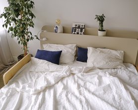 Кровать двуспальная из шпона на ножках шар-11