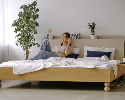 Кровать двуспальная из шпона на ножках шар