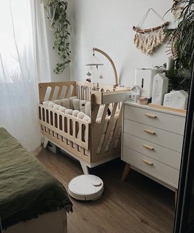 Детская кроватка для новорождённых Милки с откидным бортиком-1