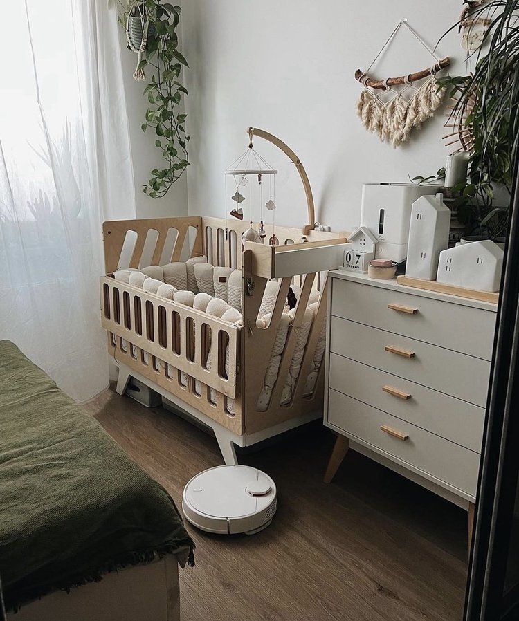 Детская кроватка для новорождённых Милки с откидным бортиком