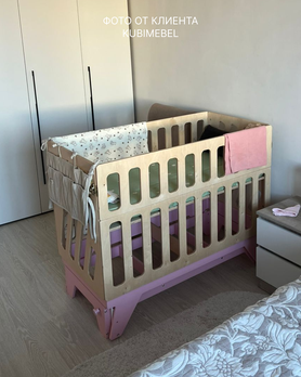 Детская кроватка для новорождённых Милки с маятниковым механизмом с откидным бортиком-13