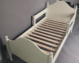 Кровать с резными ножками-2