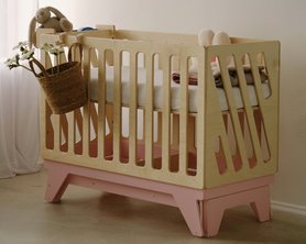 Детская кроватка для новорождённых Милки с маятниковым механизмом-1