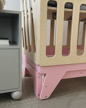 Детская кроватка для новорождённых Милки с маятниковым механизмом с откидным бортиком-8