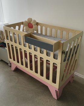 Детская кроватка для новорождённых Милки с маятниковым механизмом с откидным бортиком-10